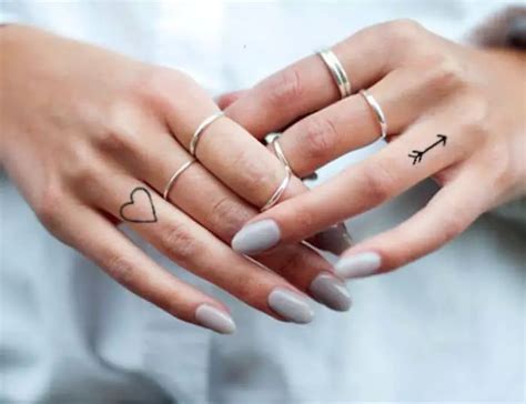 tatuaje en dedos mujer|34 tatuajes en los dedos con significado para。